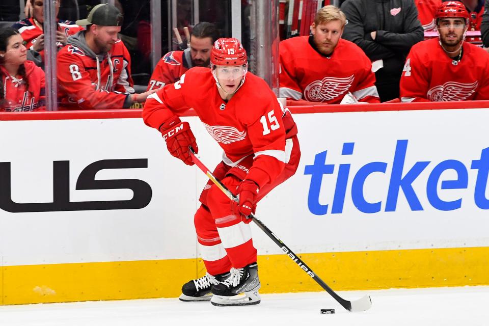 Der linke Flügel der Red Wings, Jakub Vrana, spielt am Dienstag, den 21. Februar 2023, in Washington in der zweiten Halbzeit gegen die Capitals den Puck.