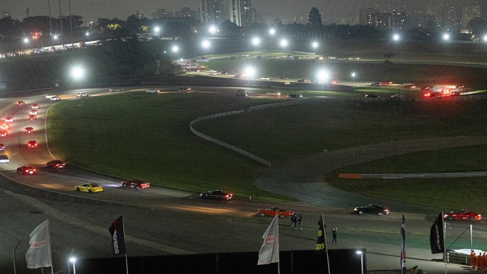 Los Mustang de todas las épocas giraron en Interlagos.