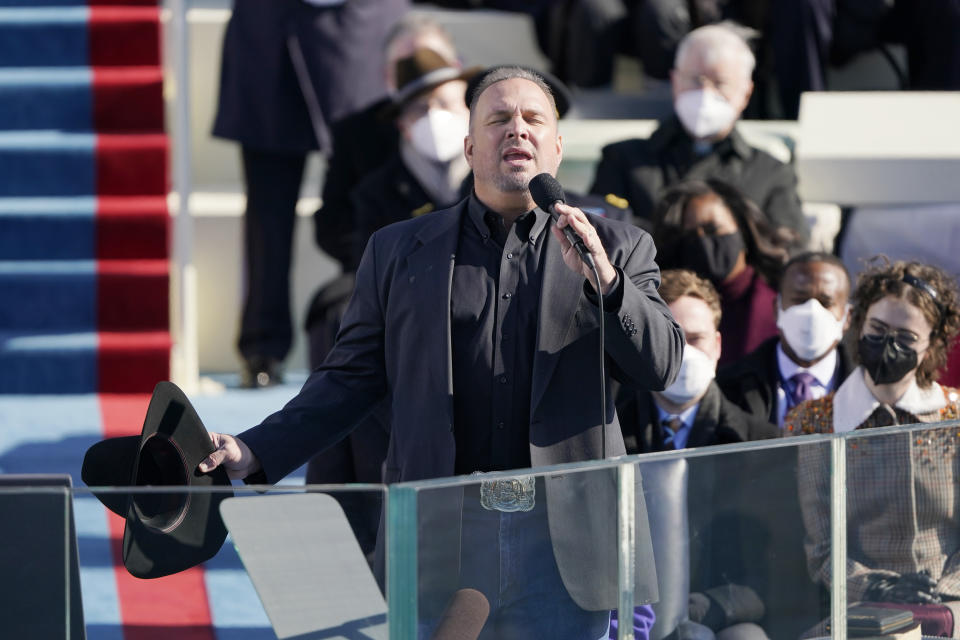 Garth Brooks canta "Amazing Grace" durante la ceremonia de investidura del presidente Joe Biden, frente al Capitolio en Washington, el miércoles 20 de enero del 2021. (AP Foto/Patrick Semansky, Pool)