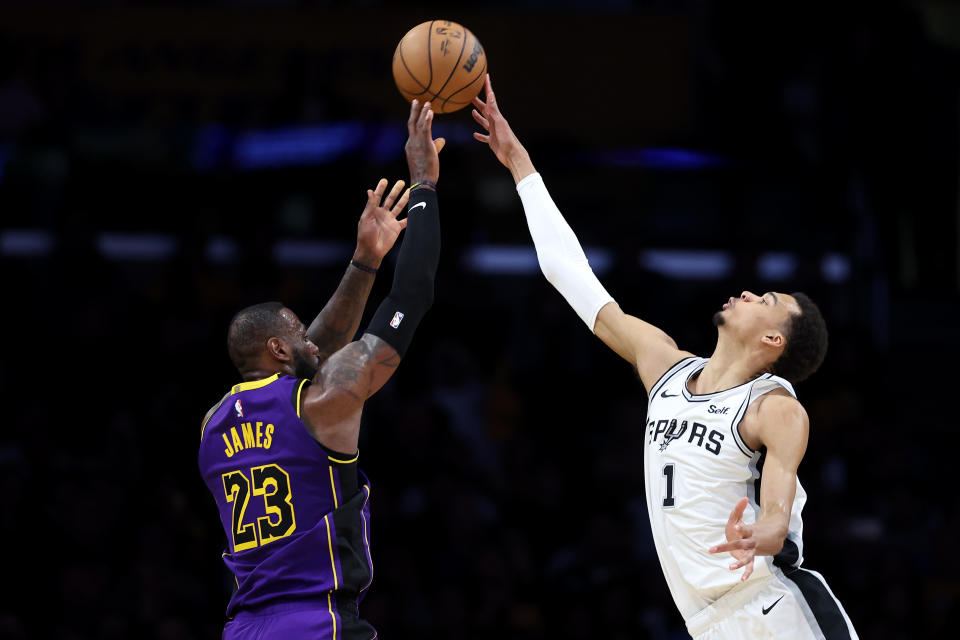 Victor Wembanyama（封阻者）在生涯首個NBA賽季就展現優異的防守能力。（Photo by Sean M. Haffey/Getty Images）