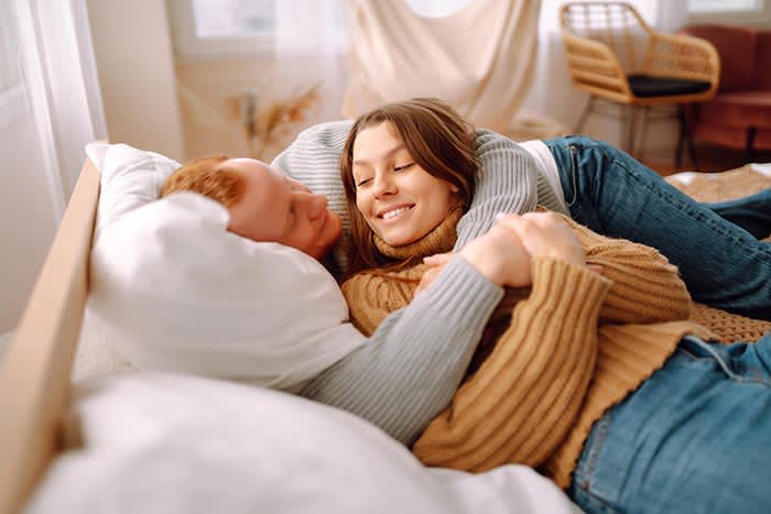 pareja abrazada en el sofá