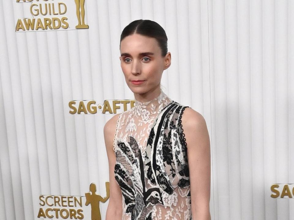 Die für einen Schauspielpreis nominierte Rooney Mara musste bei den SAG Awards auf ihren Einlass in den Eventsaal warten. (Bild: imago images/UPI Photo)