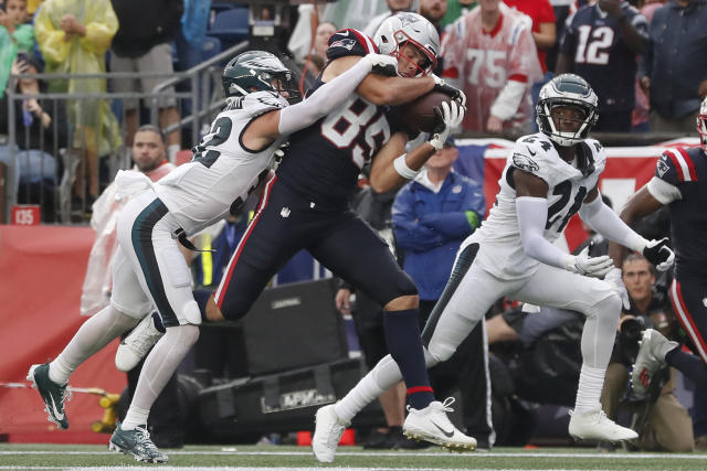 Jalen Hurts, Eagles build early lead, hang on to beat Patriots 25