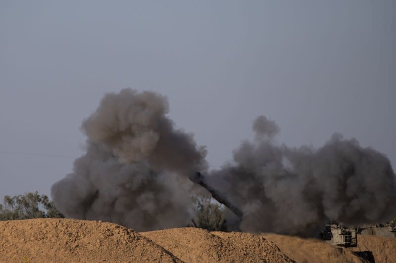 An Israeli155 self-propelled Howitzer fires from southern Israeli into Rafah in the southern Gaza Strip on Tuesday. Photo by Jim Hollander/UPI