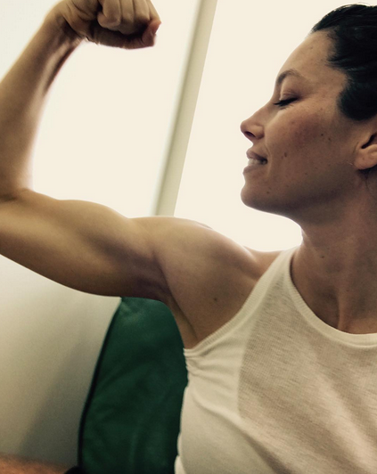 Jessica Biel macht bei der #Flex4Forces-Challenge mit (Bild: Instagram.com/ Jessica Biel)