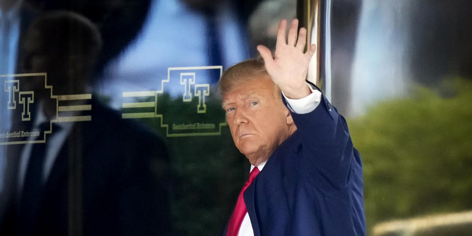 03.04.2023, USA, New York: Donald Trump, ehemaliger PrÃ¤sident der USA, kommt am Trump Tower in New York an. Trump ist vor seinem Termin zur Anklageverlesung in New York angekommen. Foto: Bryan Woolston/AP/dpa +++ dpa-Bildfunk +++