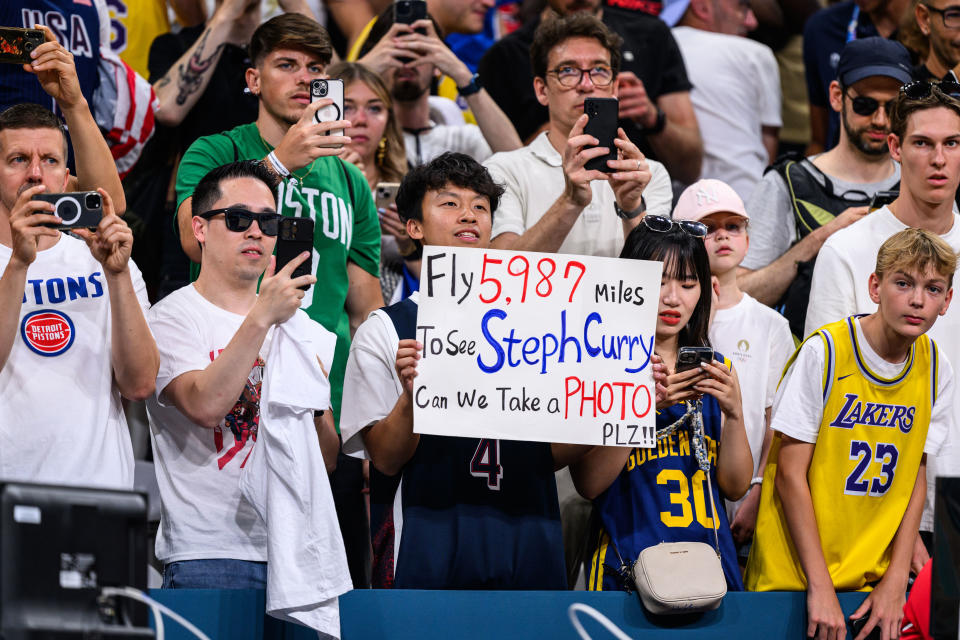 LILLE, PRANCIS - 28 JULI: Para penggemar menunggu foto bersama Stephen Curry dari AS (tidak terlihat) sebelum pertandingan penyisihan grup antara Serbia dan AS pada hari kedua Olimpiade Paris 2024 di Stade Pierre Mauroy pada 28 Juli 2024 di Lille, Prancis. (Foto oleh Markus Gilliar - GES Sportfoto/Getty Images)