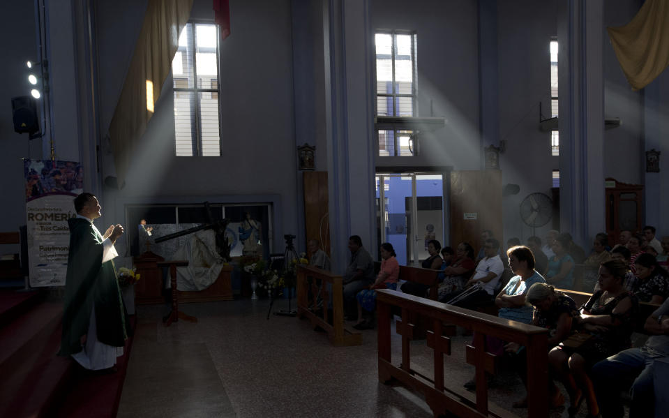 Fernando Cuevas, misionero scalabriniano, oficia una misa en una iglesia católica en Tecún Uman, Guatemala, en la frontera con México, el 20 de enero de 2019. Los scalabrinianos fueron de los primeros que empezaron a aliviar el sufrimiento de los migrantes en esta parte del mundo. A mediados de la década de 1980 abrieron un albergue en Tijuana en una época en la que la migración era un asunto ignorado, según explica Raúl Vera, obispo de Saltillo, en el norte de México, uno de los primeros prelados mexicanos en involucrarse con esta causa. (AP Foto/Moisés Castillo)