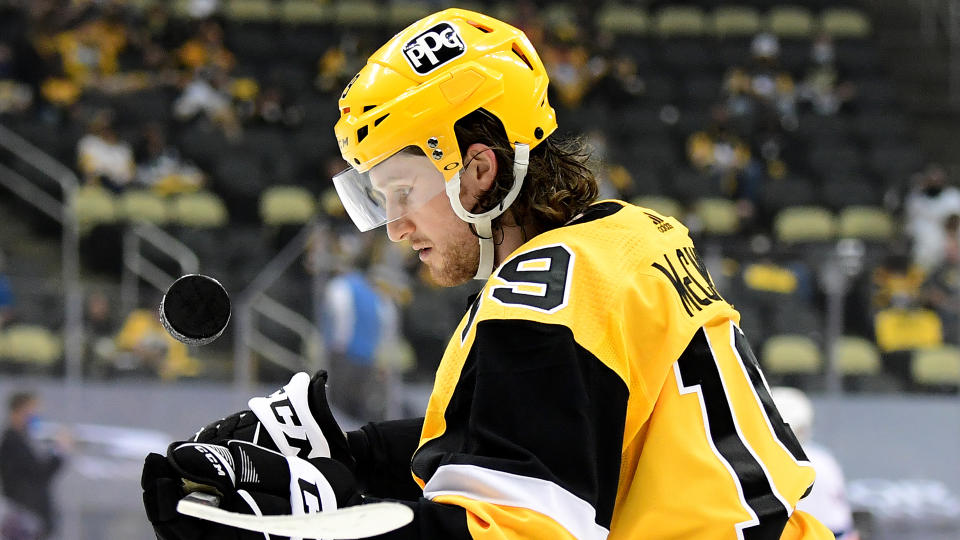 PITTSBURGH, PENNSYLVANIA - MAY 24: Jared McCann #19 of the Pittsburgh Penguins juggles the puck during warm ups prior to Game Five of the First Round of the 2021 Stanley Cup Playoffs against the New York Islanders at PPG PAINTS Arena on May 24, 2021 in Pittsburgh, Pennsylvania. (Photo by Emilee Chinn/Getty Images)