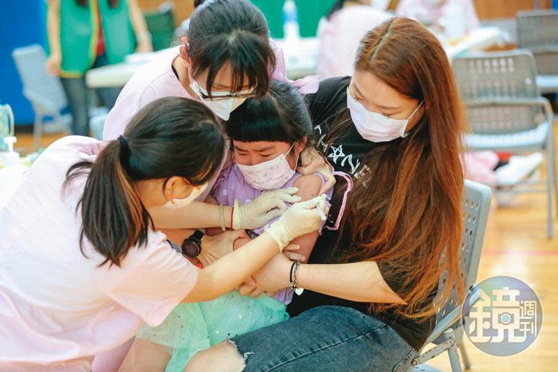 如果台灣的兒童疫苗早幾個月開始施打，又怎麼會有郭彥均事件呢？民進黨該擔憂的可能不是郭彥均及粉絲團，而是瓦解中的防疫共同體。