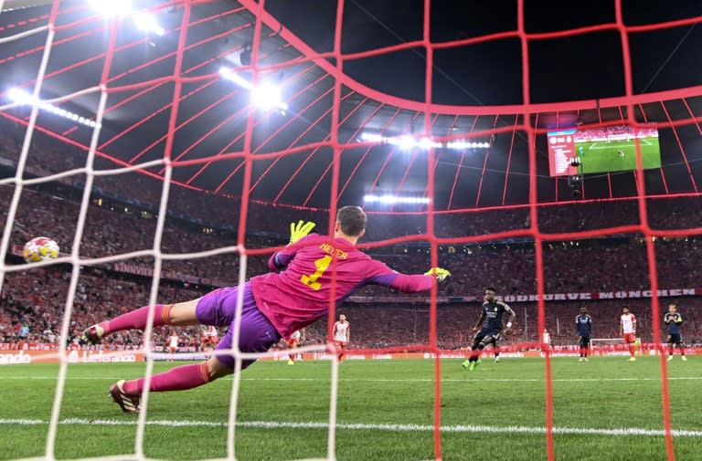 L'attaquant du Real Madrid Vinicius Jr marque le pénalty du 2-2 à la 83e minute contre le gardien du Bayern Manuel Neuer. (Kirill KUDRYAVTSEV)