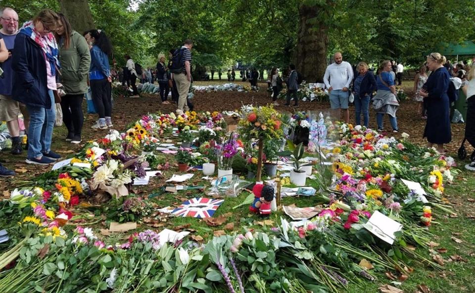 El público escogió el parque adyacente al palacio de Buckingham de Londres para dejar flores de agradecimiento a la reina Isabel II