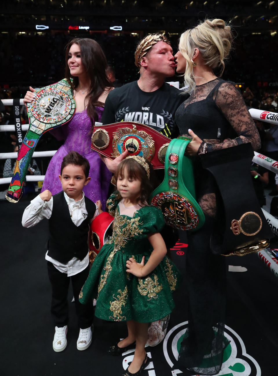 <p>Tras el triunfo, Canelo comparte en familia (John Ryder Reuters/Henry Romero</p> 