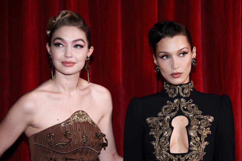 MILAN, ITALY - FEBRUARY 24: Gigi Hadid and Bella Hadid pose backstage of the Moschino fashion show during the Milan Fashion Week Fall/Winter 2022/2023 on February 24, 2022 in Milan, Italy. (Photo by Vittorio Zunino Celotto/Getty Images) ORG XMIT: 775774879 ORIG FILE ID: 1372588219