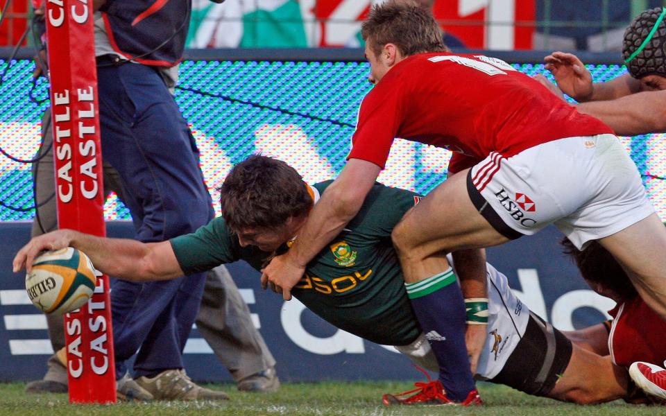 Jaque Fourie stretches out to score - AP