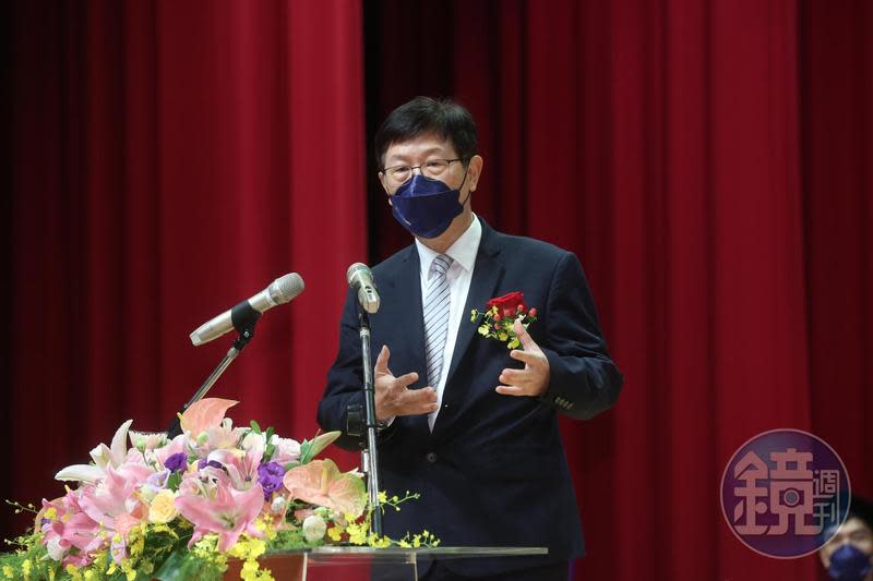 鴻海董事長劉揚偉今出席陽明交大畢業典禮，在會後聯訪時怒批紅色供應鏈搶單搶人的方法不可取。