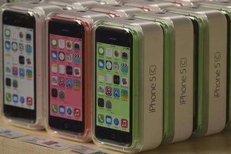 Apple iPhone 5c phones are pictured at the Apple retail store on Fifth Avenue in Manhattan, New York September 20, 2013. REUTERS/Adrees Latif