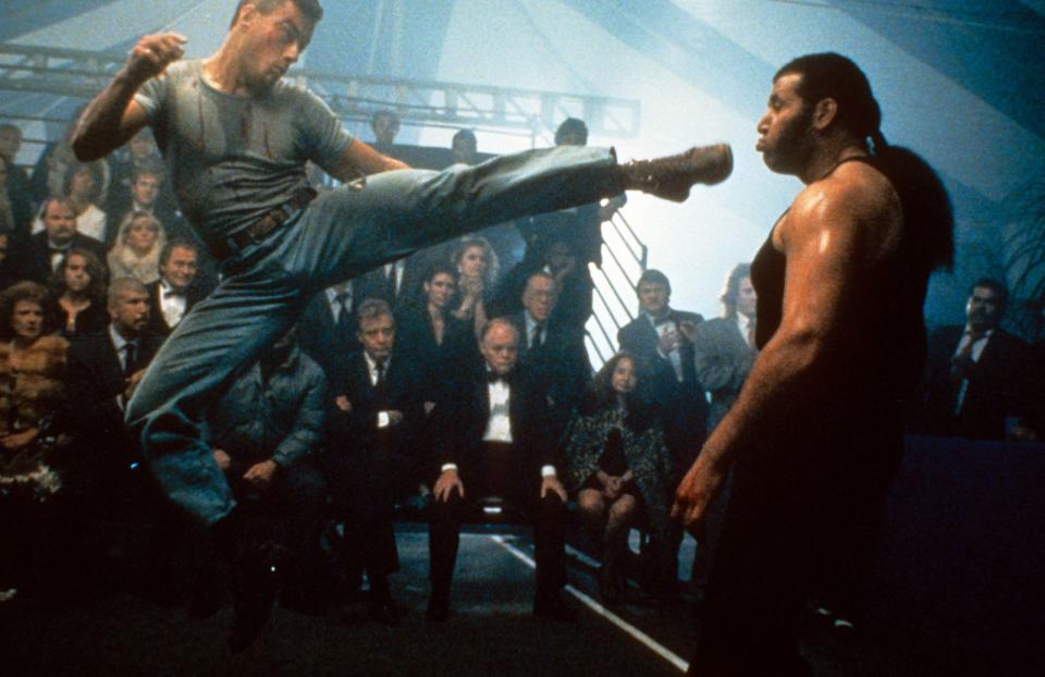 Er begann als Türsteher und wurde zu einem Aushängeschild des Martial-Arts-Actionfilms: Ohne Jean-Claude Van Damme wäre das Kino der 80-er nicht denkbar. Ob in "Karate Tiger", als "Cyborg", "Leon" oder später als "Street Fighter" und "Timecop": Der Belgier, stand immer für Action - und formvollendete Spagate und Roundhouse-Kicks! (Bild: Trimark/Getty Images)