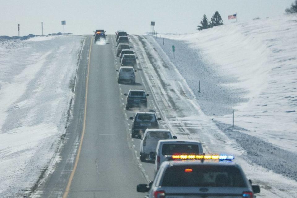 Una caravana sube una colina en la US-65 con el ex presidente Donald Trump, el domingo 14 de enero de 2023, mientras se dirige al Simpson College en Indianola, IA, donde habló en un mitin para atraer a los indecisos de Iowa antes de los caucus del lunes.