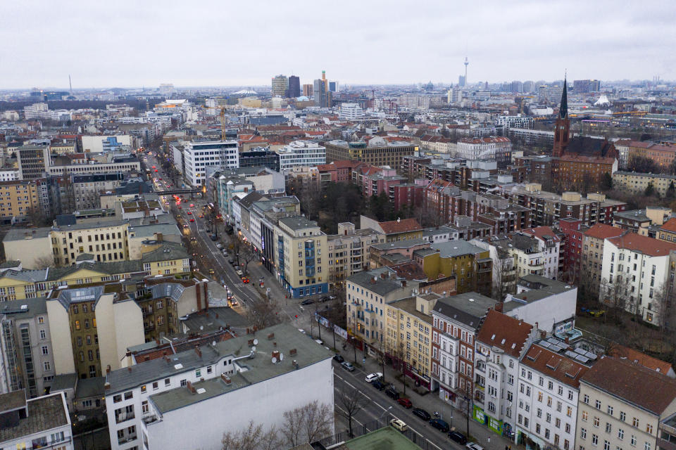 En esta vista aérea desde un dron, las ventanas de los edificios de apartamentos residenciales se iluminan por la noche mientras la torre de transmisión en Alexanderplatz (R) y los edificios de oficinas en Potsdamer Platz (C) permanecen atrás durante la segunda ola de la pandemia de coronavirus el 28 de febrero de 2021 en Berlín, Alemania (Photo by Christian Ender/Getty Images)