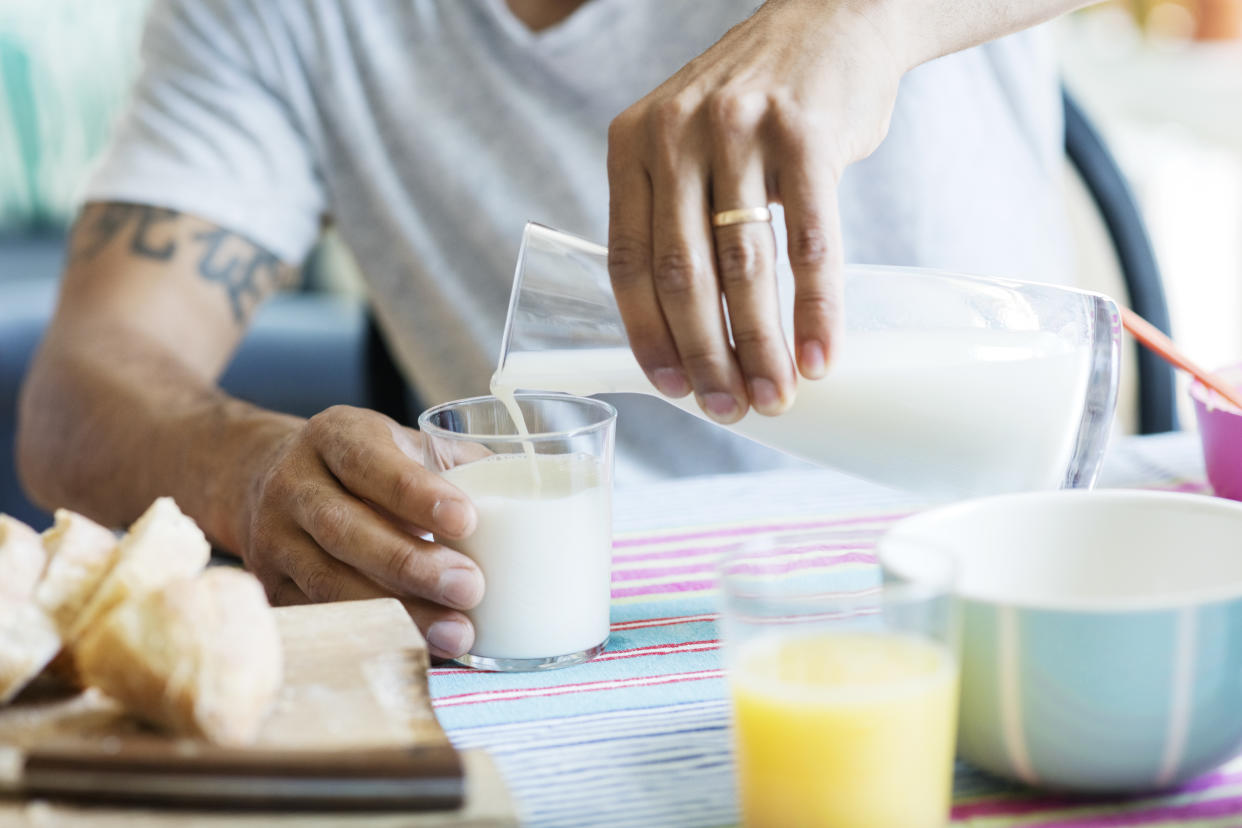 Llevamos décadas escuchando que la leche de vaca 'engorda' y sube el colesterol, pero las evidencias actuales han descubierto nuevas ventajas de tomar leche de vaca (entera) que podrían cambiar la forma en la que muchas personas toman lácteos.(Foto: Getty)