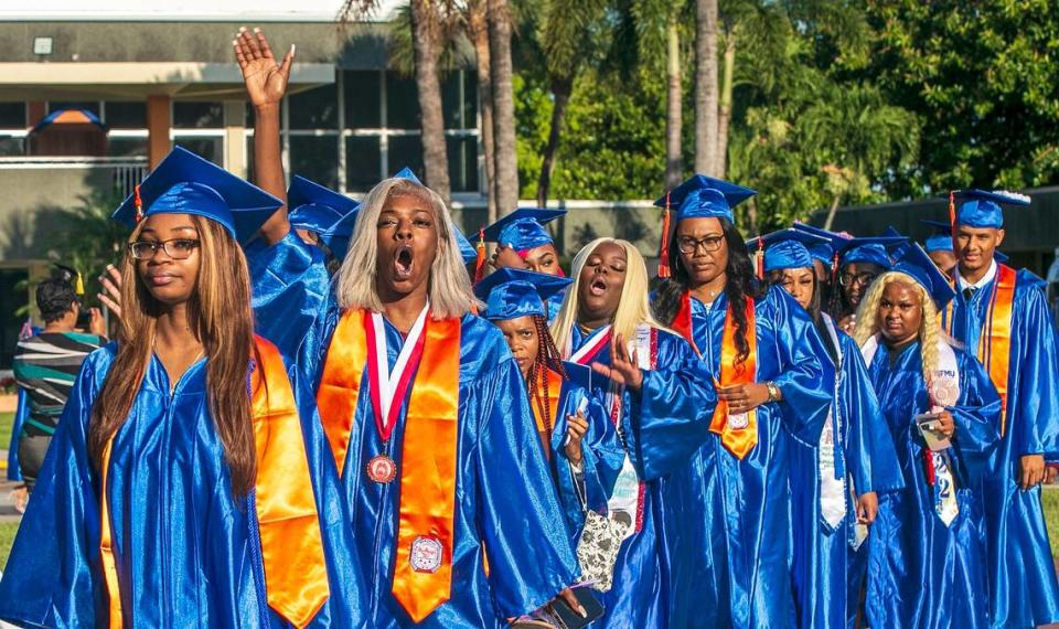 Estudiantes celebran durante la ceremonia de graduación de la primavera de 2022 en la Florida Memorial University en Miami Gardens, el sábado 14 de mayo de 2022.