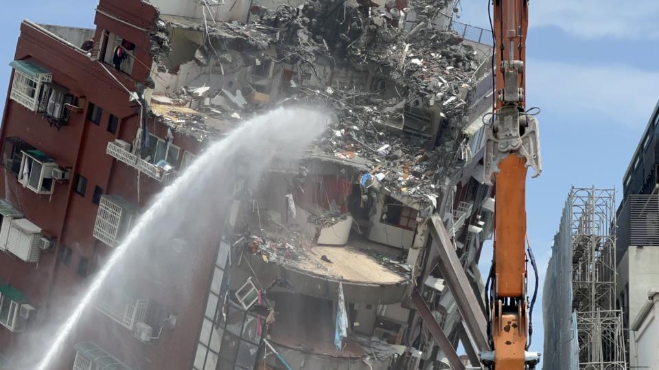 0403強震造成花蓮天王星大樓嚴重受損，24小時不間斷拆除。記者林佳彣／攝影