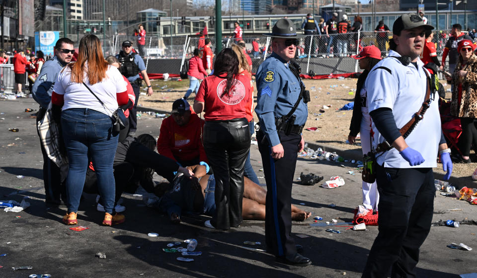 Una persona herida recibe ayuda tras el tiroteo en el desfile por la victoria de los Chiefs en el Super Bowl LVIII / Foto: AFP