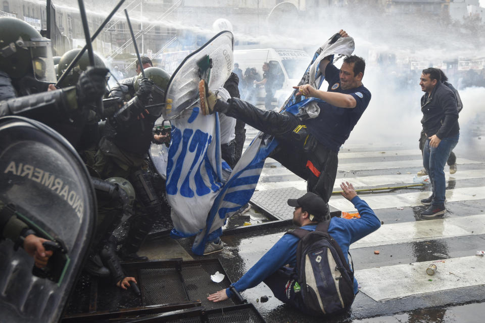 Manifestantes antigubernamentales chocan con la policía afuera del Congreso, mientras los senadores debaten proyectos de ley promovidos por el presidente argentino Javier Milei en Buenos Aires, Argentina, el miércoles 12 de junio de 2024. (AP Foto/Gustavo Garello)