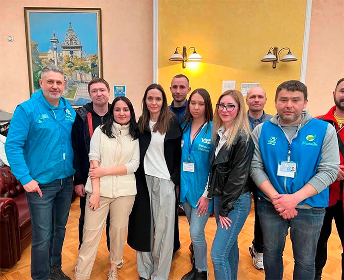 Angelina Jolie con los voluntarios que ayudan en Ucrania
