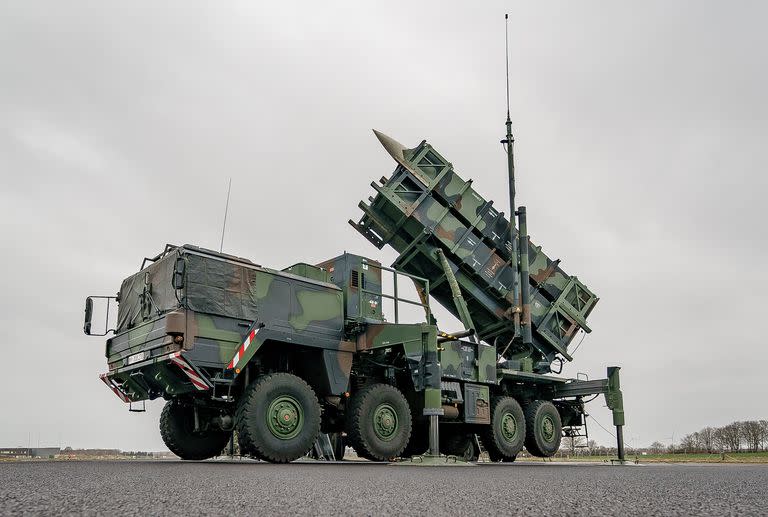 Un sistema de misiles antiaéreos "Patriot" listo para el combate del escuadrón de misiles antiaéreos 1 de la Bundeswehr se encuentra en el aeródromo del aeropuerto militar de Schwesing listo para ser despachado a Ucrania. (Axel Heimken/dpa)