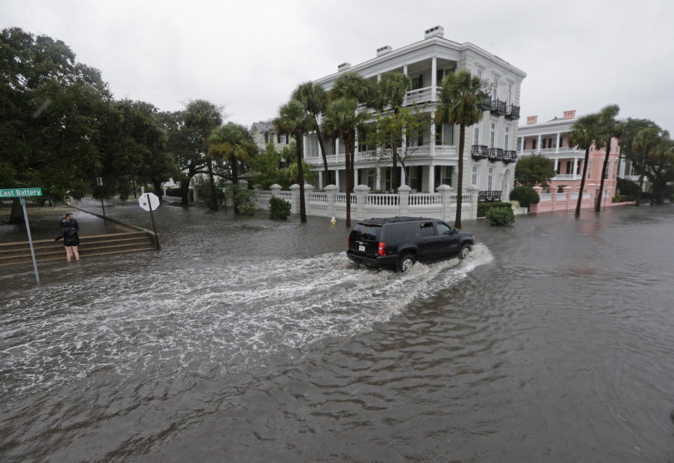 Calle con casas históricas inundada en Charleston, Carolina del Sur, fotografiada el 3 de octubre del 2015. La crecida del mar hace peligrar numerosas comunidades costeras con valor histórico en EEUU. (AP Photo/Chuck Burton, File)