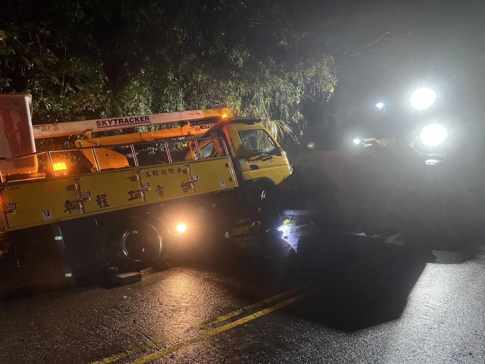 台電工程車3日深夜在台中市和平區自撞山壁，張姓工程員遭夾於駕駛座車門及座椅間，消防人員到場搶救脫困後，確認駕駛已明顯死亡。（中央社／民眾提供）