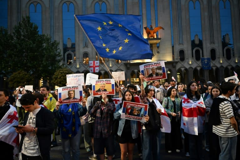 Aus Protest gegen das geplante Gesetz zur "ausländischen Einflussnahme" sind in Georgiens Hauptstadt Tiflis erneut zehntausende Menschen auf die Straße gegangen. (Vano SHLAMOV)