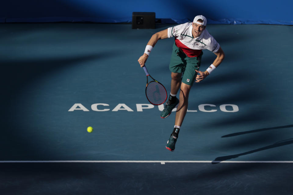 El estadounidense John Isner durante un servicio en su partido de cuartos de final ante su compatriota Tommy Paul en el Abierto Mexicano de Tenis, el jueves 27 de febrero de 2020, en Acapulco. (AP Foto/Rebecca Blackwell)