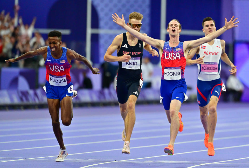 PARIJS, FRANKRIJK - AUGUSTUS 06: (LR) Bronzenmedaillewinnaar Yared Nuguse van Team Verenigde Staten, zilverenmedaillewinnaar Josh Kerr van Team Groot-Brittannië, goudenmedaillewinnaar Cole Hocker van Team Verenigde Staten en Jakob Ingebrigtsen van Team Noorwegen passeren de finishlijn tijdens de finale van de 1500 meter voor mannen op dag elf van de Olympische Spelen Parijs 2024 in het Stade de France op 6 augustus 2024 in Parijs, Frankrijk (Foto door Christian Liewig - Corbis/Corbis via Getty Images)