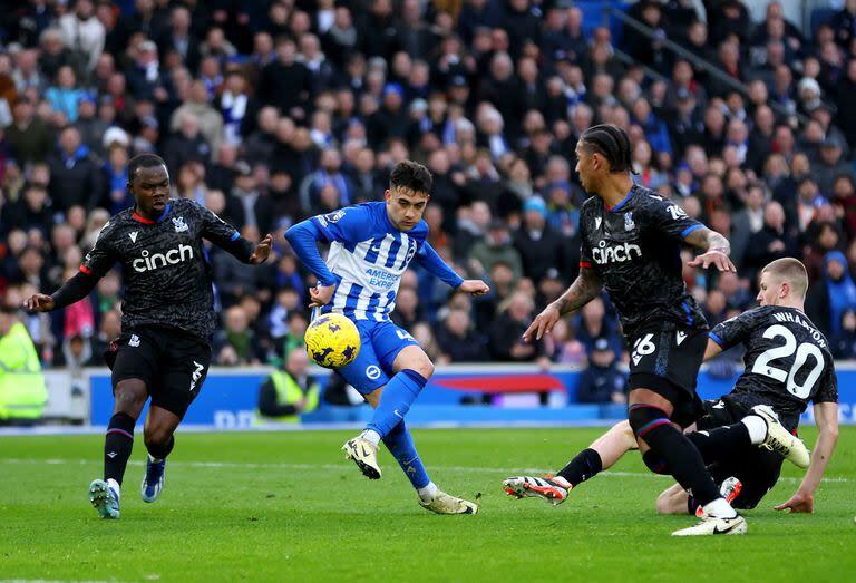 Facundo Buonanotte sacó el zurdazo que se convertirá en el 3-0 de Brighton ante Crystal Palace; iban 34 minutos del primer tiempo