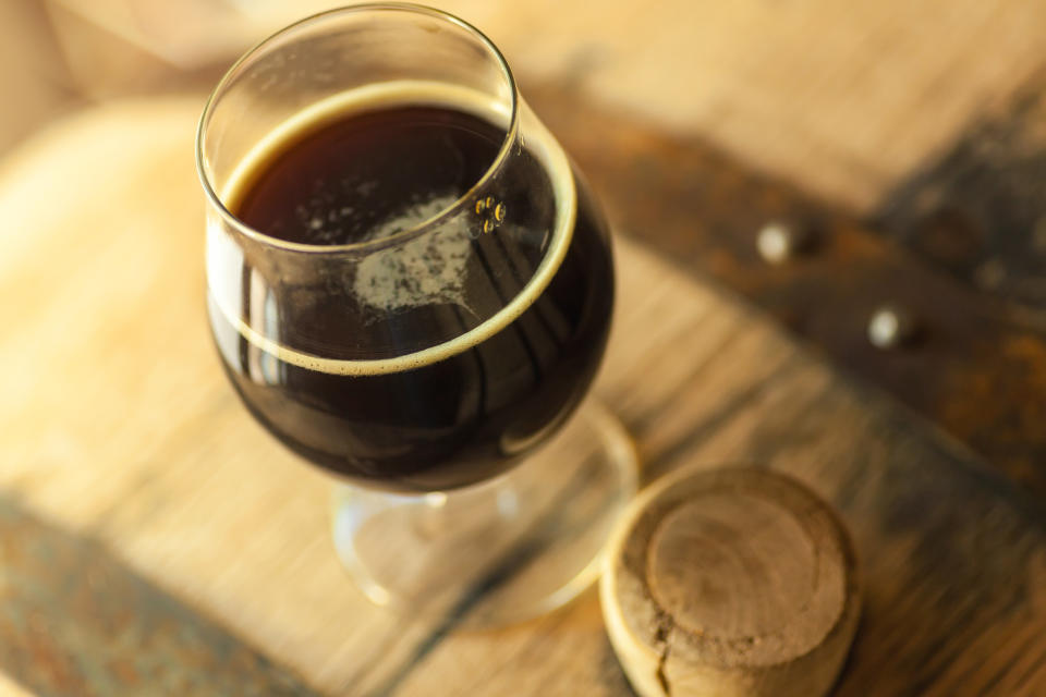 <strong>Flavor:</strong>&nbsp;Mild with notes of roasted grains, chocolate and toffee.<br /><br /><strong>Color:</strong> Very dark, almost opaque.<br /><br /><strong>Strength:</strong>&nbsp;4-7.5 percent ABV<br /><br /><strong>Fun Fact:</strong> Porters had almost gone out of style, being taken over by stouts, until Anchor Brewing Company <a href="https://www.anchorbrewing.com/blog/porter-the-entire-history/" target="_blank">brought it back in the '70s</a>&nbsp;when it began to brew it again.&nbsp;It was the first American brewery to brew a porter post prohibition.