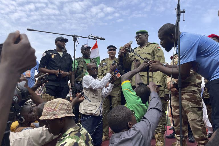 Mohamed Toumba, uno de los soldados que depuso al presidente de Níger, Mohamed Bazoum, se dirige a partidarios de la junta militar que ha tomado el control del país, en Niamey, el domingo 6 de agosto de 2023. (AP Foto/Sam Mednick)