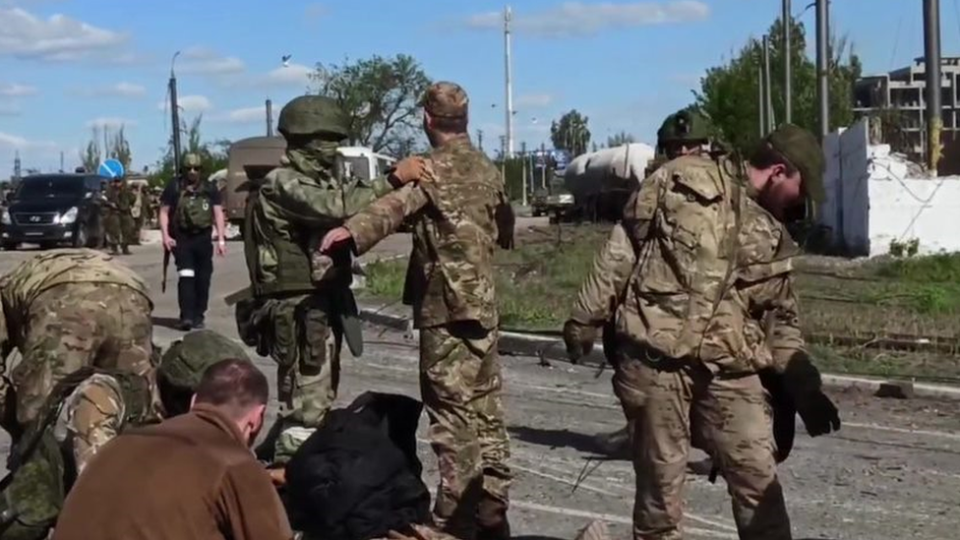 在烏克蘭馬里烏波爾俄羅斯軍隊在街頭當眾搜查被俘的烏克蘭軍人