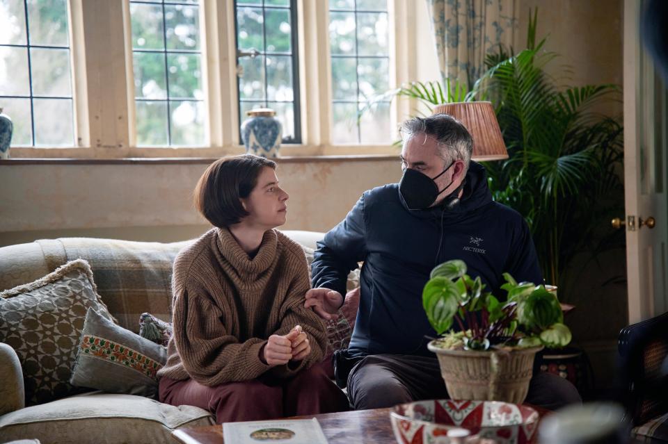 MEN, from left: Jessie Buckley, director Alex Garland, on set, 2022. ph: Kevin Baker /© A24 / Courtesy Everett Collection
