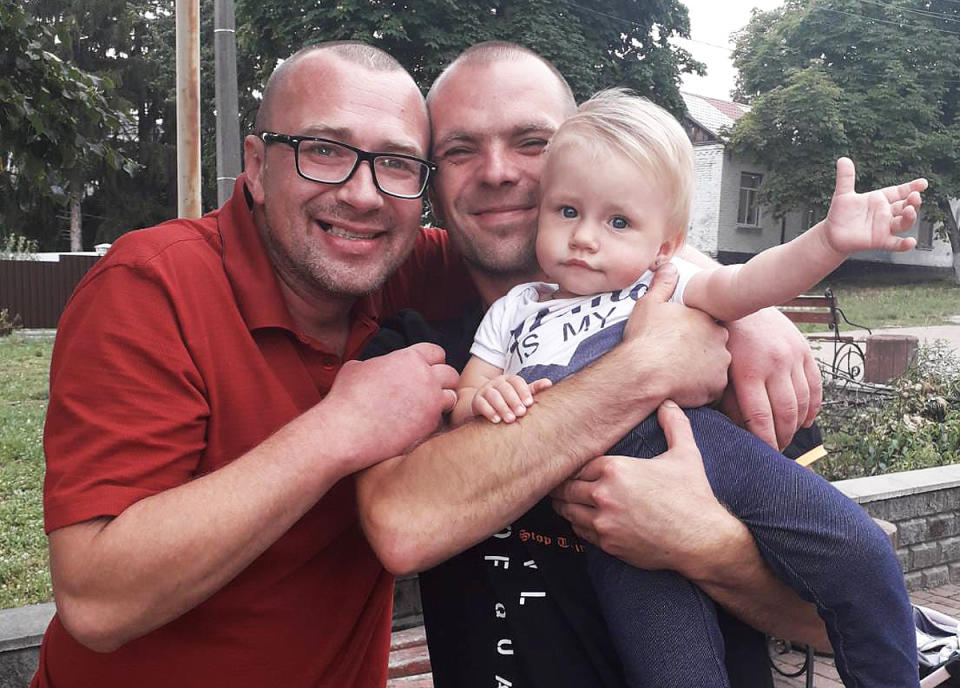 Ivan Skyba y Svyatoslav Turovsky con la hija de Ivan Zlata