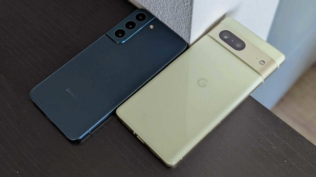  The Pixel 7 and Galaxy S22 