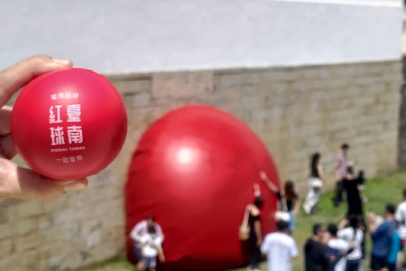 台南推限量紅球紀念品 國際性裝置藝術行動「紅球計畫」造訪台南掀起熱 潮，台南市政府獲藝術家授權推出限量紅球紀念品， 在紅球此次未造訪場域推出互動遊戲贈送。 （台南市文化局提供） 中央社記者楊思瑞台南傳真  113年4月8日 