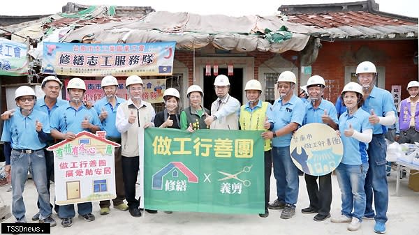 南市勞工局做工行善團國慶連假修繕不打烊，市長黃偉哲關懷案家獨老及慰勞修繕志工。（記者李嘉祥攝）