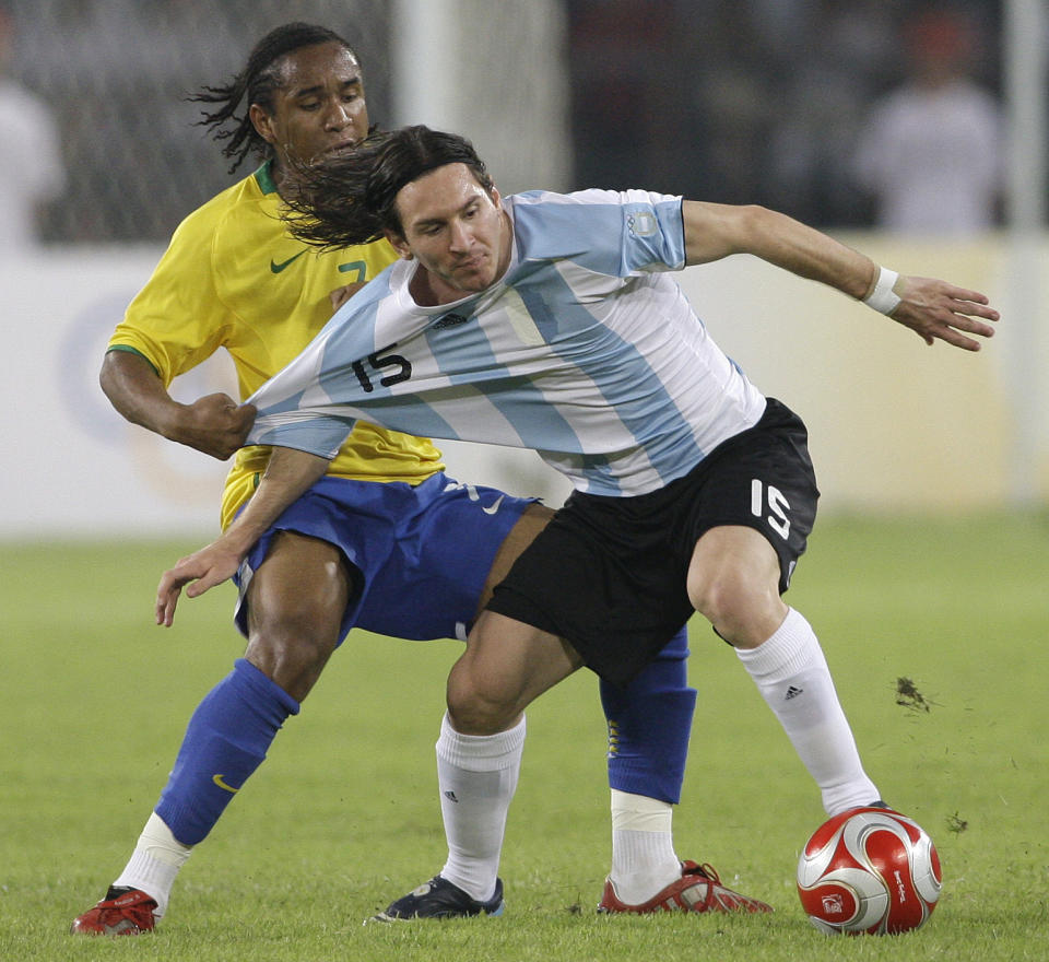 ARCHIVO - El delantero argentino Lionel Messi (primer plano) pugna el balón con el brasileño Anderson en la semifinal del fútbol masculino de los Juegos Olímpicos de Beijing 2008. (AP Fto/Petr David Josek, archivo)