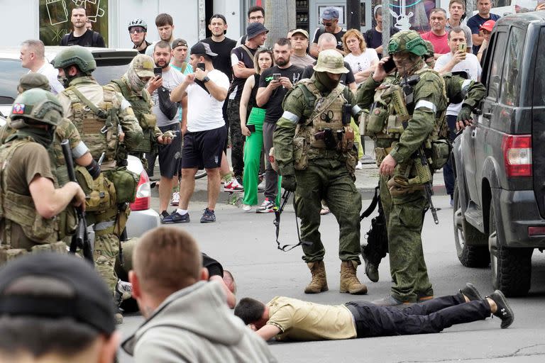 Miembros del grupo Wagner detienen a un hombre en la ciudad de Rostov-on-Don el 24 de junio de 2023.