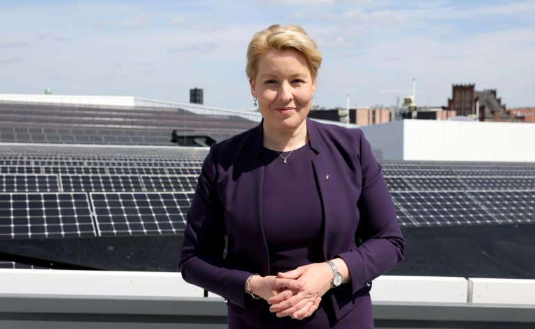 Franziska Giffey, exalcaldesa de Berlín, posa ante unos paneles solares durante un acto para promover la energía solar, el 8 de mayo de 2024 en la capital alemana (Michele Tantussi)