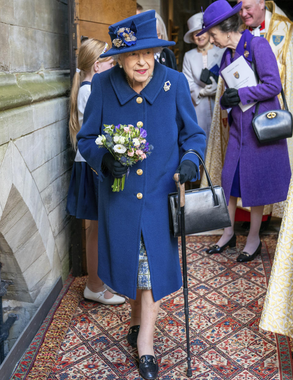 La reina Isabel II de Inglaterra, seguida por la princesa Ana, a la derecha, llega a un servicio en la Abadía de Westminster para conmemorar el centenario de la Real Legión Británica, el martes 12 de octubre de 2021 en Londres. (Arthur Edwards/Pool Photo vía AP)