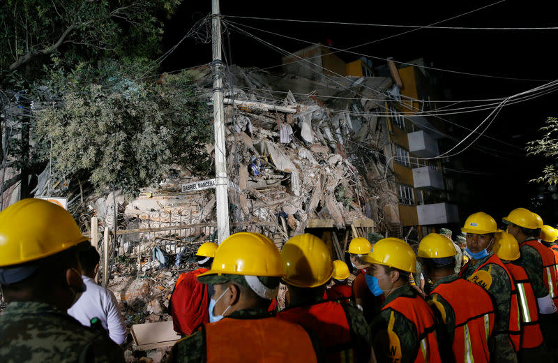 Le puissant séisme qui s'est produit mardi dans le centre du Mexique a fait au moins 224 morts, selon le dernier bilan communiqué par la Protection civile, qui redoute le pire alors que plusieurs dizaines d'enfants sont toujours bloqués sous les décombres d'une école de Mexico. /Photo prise le 20 septembre 2017/REUTERS/Henry Romero